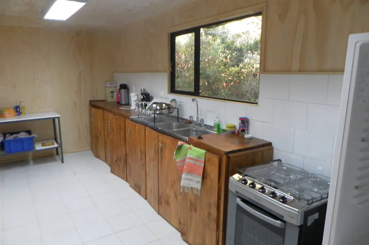 Cocina visible dentro del quincho