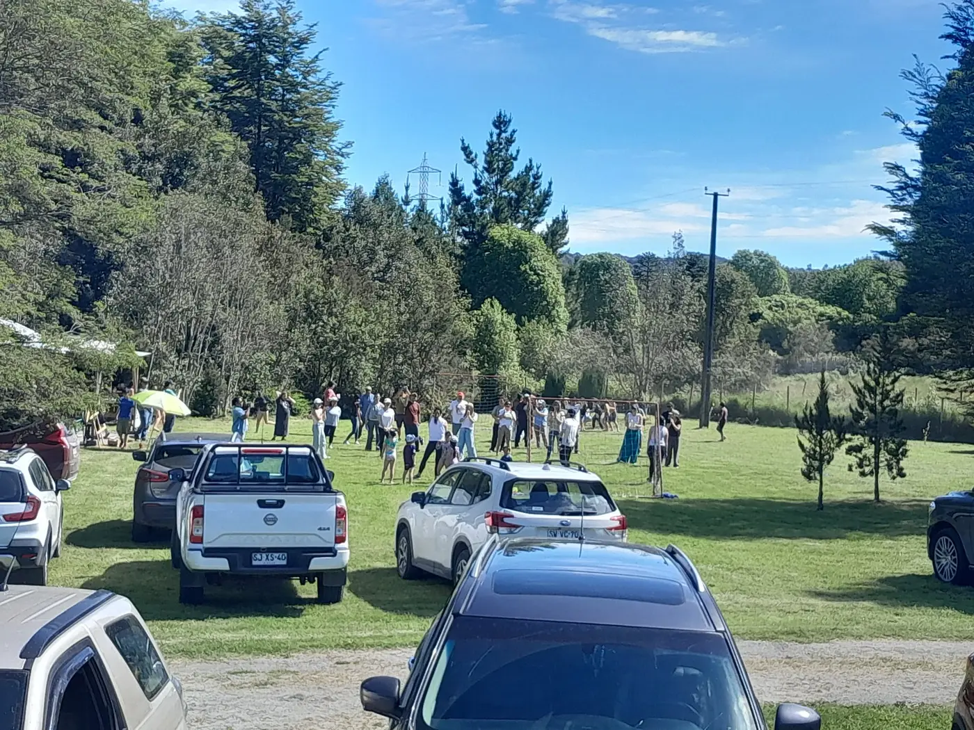 Grupo de personas reunidas en el área verde del recinto