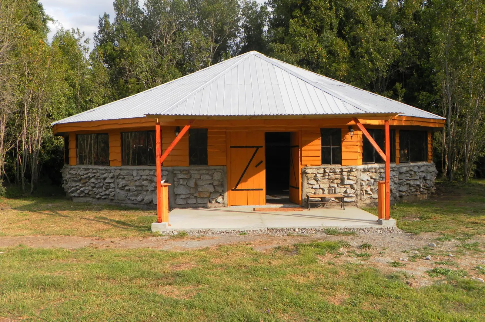 Fachada real del Quincho La Tribu de Los PM