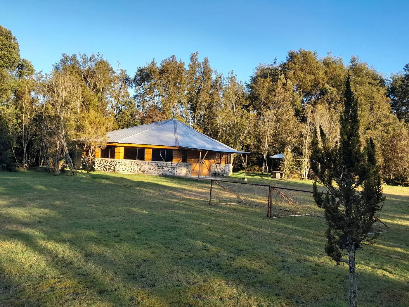 Vista del quincho desde el área verde